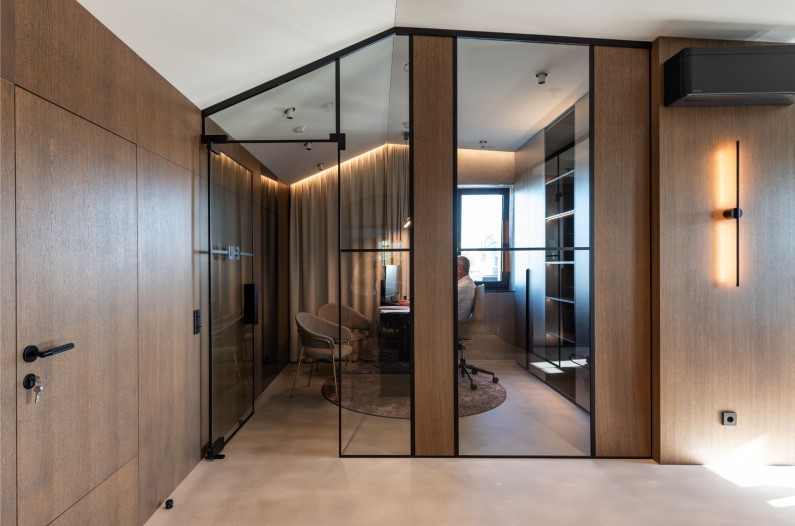 Glass partition walls